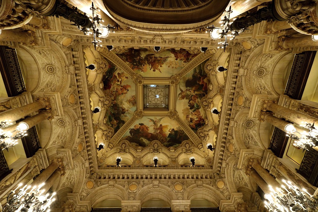 parijs france frankrijk eifeltoren basilique du Sacre coeur Arc de Triomphe Opera Garnier paris place concorde notre dame kathedraal kerk louvre museum basiliek